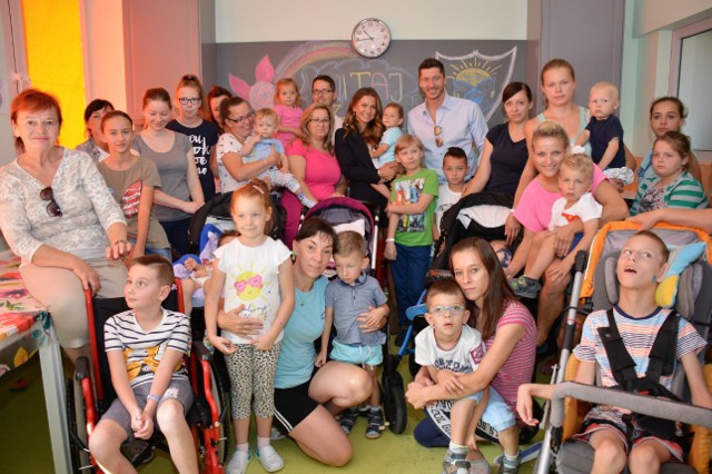 Robert i Anna Lewandowscy otworzyli nowy oddział w Centrum Zdrowia Dziecka. Ufundowali remont Oddziału Rehabilitacji