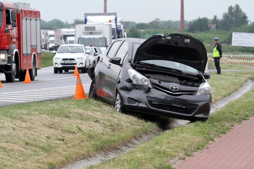 Północ Wrocławia stanęła w korkach. Pod Psarami zderzyło się pięć samochodów (ZDJĘCIA)