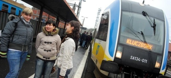 Justyna Pawleta, Sandra Rydz, Małgorzata Prawda z Bukowa dojeżdżają pociągiem do szkoły w Opolu.