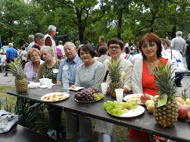 Piknik Seniora w Parku Pojednania. Od lewej siedzą: Elżbieta Szik, Genowefa i Stanisław Sikorscy, Karolina Kowalska, Joanna Derej oraz Irena Jackiewicz.