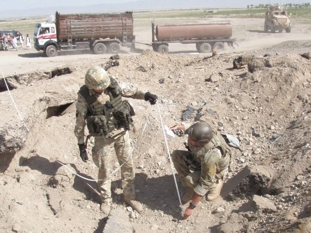 Żołnierze sekcji WIT podczas zabezpieczania materiałów w miejscu eksplozji ładunku IED.