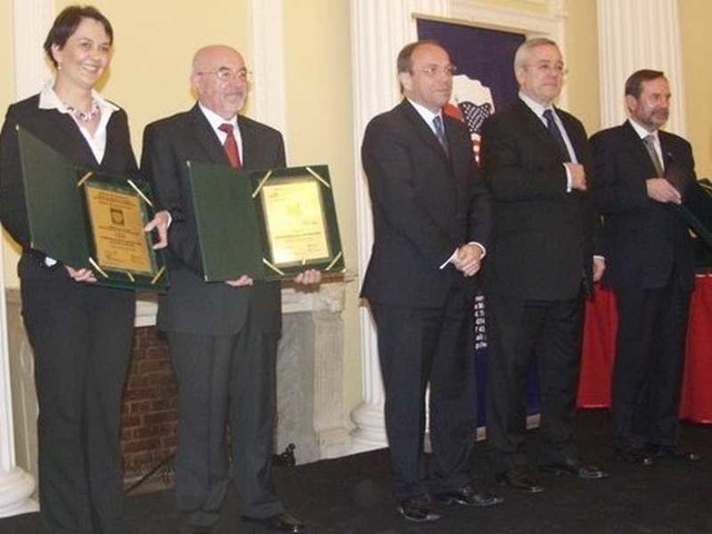 Prezes Banku Spółdzielczego Stanisław Kłapeć (drugi od lewej) odebrał Godło Promocyjne &#8222;Bank Przyjazny dla Przedsiębiorców&#8221;.