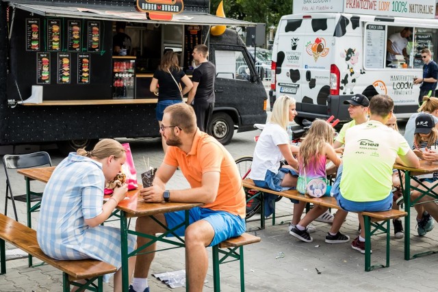 Bydgoszczanie pokochali food trucki. W ten weekend będzie okazja, by spróbować dań z kuchni na kółkach. Kilkanaście restauracji na kółkach będzie czekać na Was już 18 i 19 sierpnia na Wyspie Młyńskiej w Bydgoszczy! Festiwal Food Tracków będzie czynny w sobotę i niedzielę od 12 do 22. Wstęp wolny.