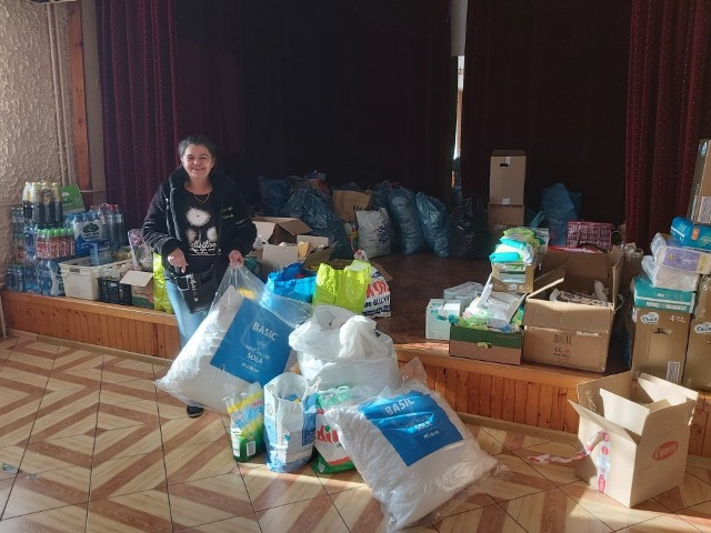 Mieszkańcy Wierzbicy i okolicznych miejscowości przekazywali dary dla uchodźców z Ukrainy między innymi do siedziby Gminnego Ośrodka Kultury.