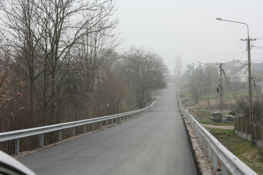 Kończy się remont ważnej drogi w gminie Łączna. Wcześniej była dziurawa i niebezpieczna. Zobacz zdjęcia
