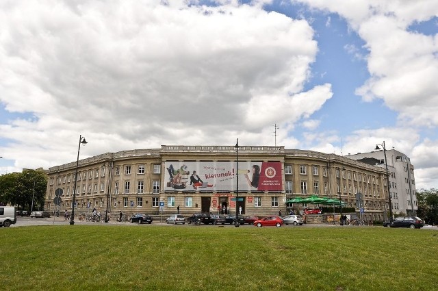 Uniwersytet w Białymstoku zajmuje ciągle gmach po byłym KW PZPR