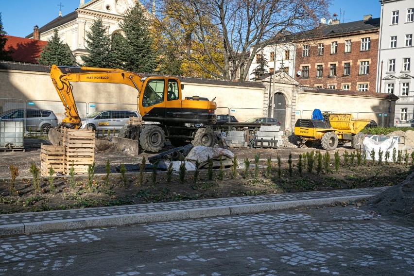 Kraków. Ponad rok opóźnienia w przebudowie placu Biskupiego. Miasto gotowe do rozwiązania umowy z wykonawcą [ZDJĘCIA]