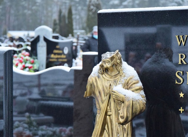 Na cmentarzu komunalnym przy ulicy Litewskiej w Tarnobrzegu nieznani sprawcy zdewastowali blisko 90 nagrobków. Policja przyjęła w tej sprawie zgłoszenie 7 grudnia 2021 roku.