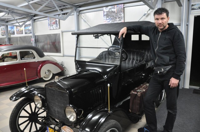 Muzeum Motoryzacji w Praszce. Chlubą Mirosława Dylonga jest słynny czarny Ford T z 1922 roku.