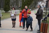 Happening w Szczecinku. Opozycja sprawdza trzeźwość w parku [wideo, zdjęcia] 