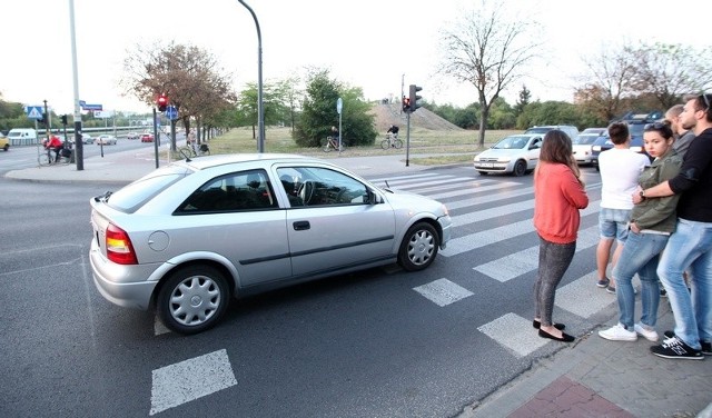 Z danych Komendy Głównej Policji wynika, ze tylko w ubiegłym roku było aż 3855 wypadków na przejściach dla pieszych.
