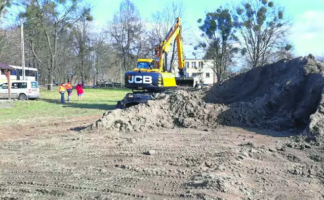 Budowa kompleksu sportowego w Grabinie już ruszyła. Na placu pracuje między innymi ciężki sprzęt, który przygotowuje teren pod przyszłe boiska.