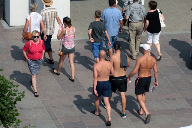„Stop golasom na ulicy”. Sopot kontynuuje walkę z roznegliżowanymi turystami