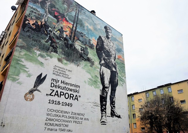 Mural z sylwetką majora Hieronima Dekutowskiego pseudonim Zapora zdobi ścianę bloku przy ulicy Wyspiańskiego w Tarnobrzegu