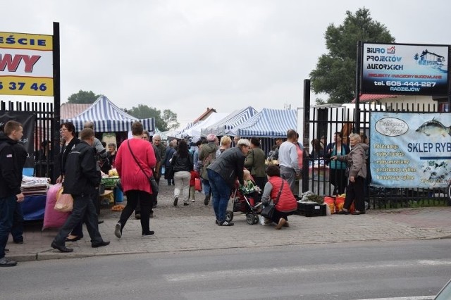 Środa, to jest ten dzień w tygodniu, gdy plac przy ul. Brzeskiej w Radziejowie zapełnia się tłumem. Sprzedających i kupujących...INFO Z POLSKI 7.09.2017 - przegląd najciekawszych informacji ostatnich dni w kraju