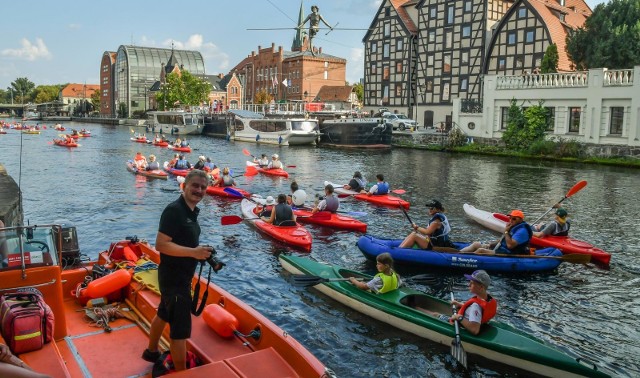 Wyścigi, w tym ultramarotony i sprinty, a także pokazy drużyn kajakowych.... Dla uczestników Kayakmanii, która odbywa się w dniach 30 sierpnia - 1 września w Bydgoszczy, przygotowano mnóstwo atrakcji. Zapraszamy do obejrzenia zdjęć z pierwszego dnia.