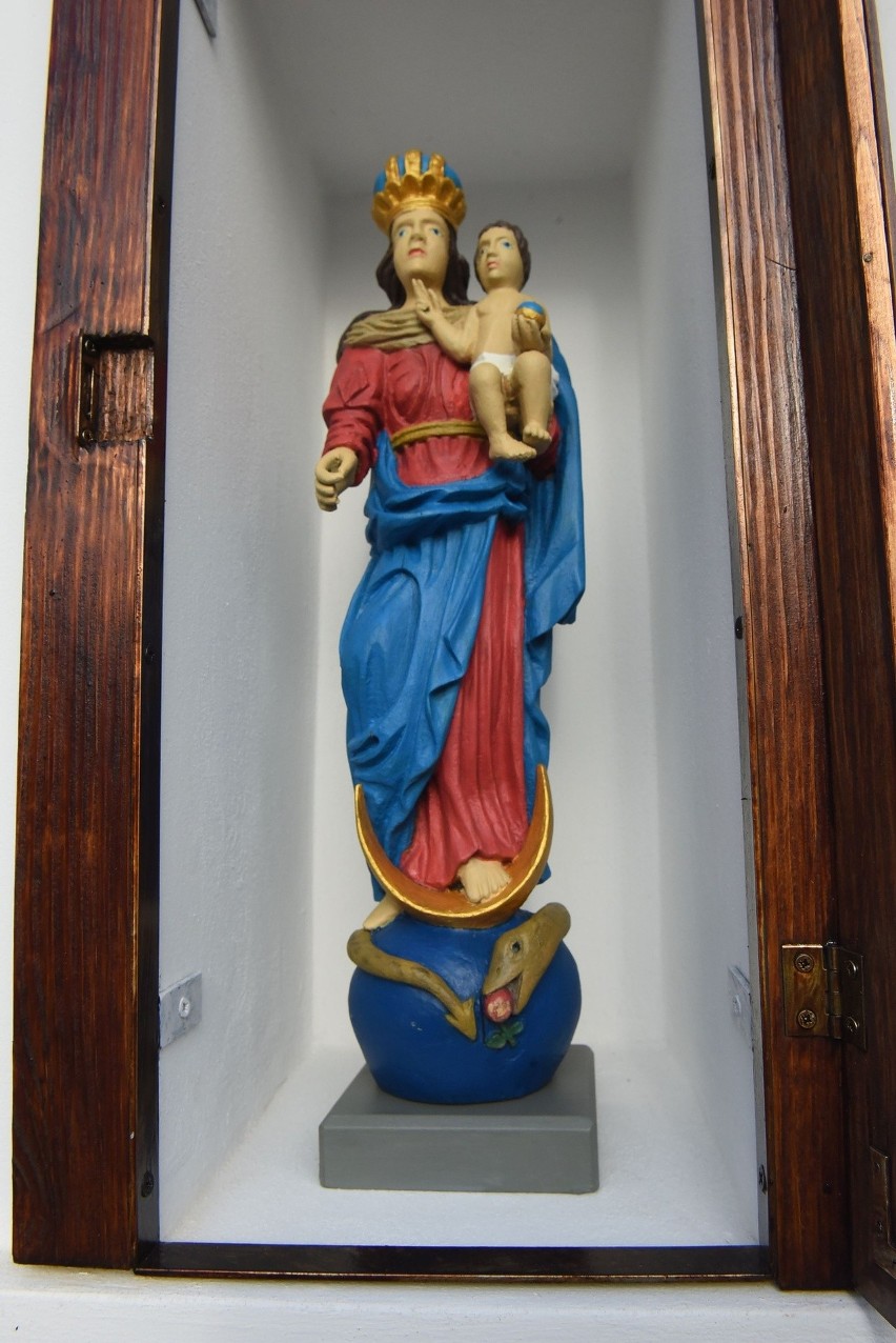 Odnowiono kapliczkę Matki Boskiej Królowej z Dzieciątkiem w...