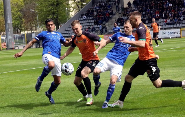 Miedź Legnica (niebiesko-białe stroje) awansowała do ekstraklasy