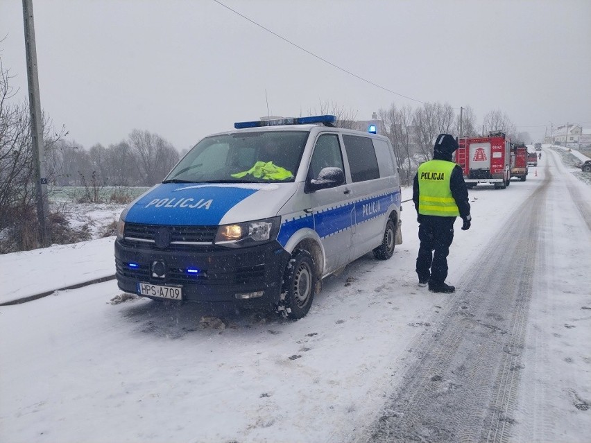 Zderzenie ciężarowej lawety z ciągnikiem rolniczym w miejscowości Ujazd. Laweta w rowie, kierowca w szpitalu. Zobacz zdjęcia