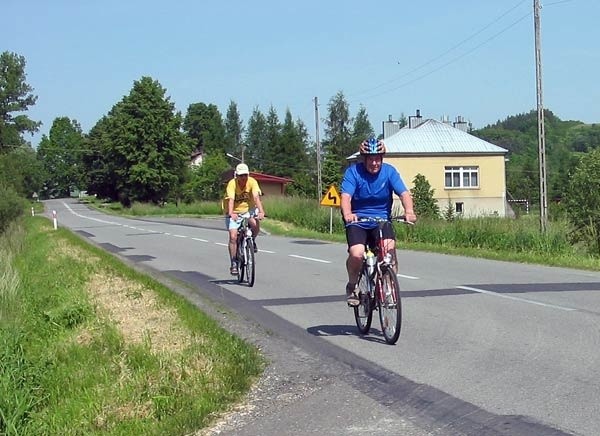 Na rower z Nowinami i RojaksemW sobote odbyla sie kolejna rowerowa wycieczka z Nowinami i rzeszowską firmą Rojax. 23 osoby po pokonaniu pieciu podjazdów i 3,5-godzinnym pedalowaniu dotarlo do Helusza.