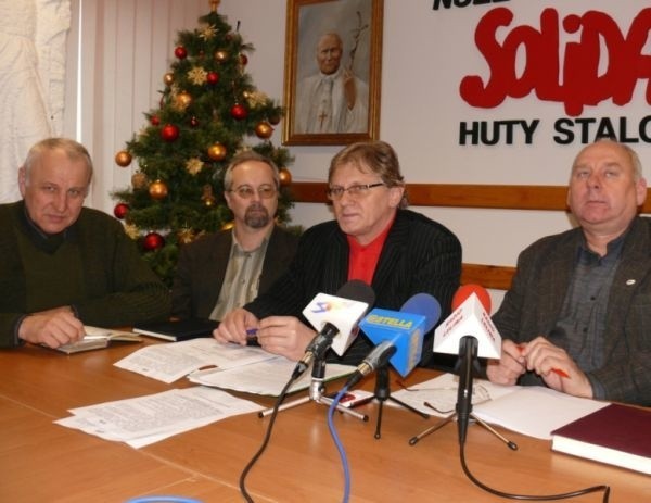 Konferencja prasowa z udziałem Międzyzwiązkowego Komitetu Protestacyjnego, z prawej przewodniczący Henryk Szostak.