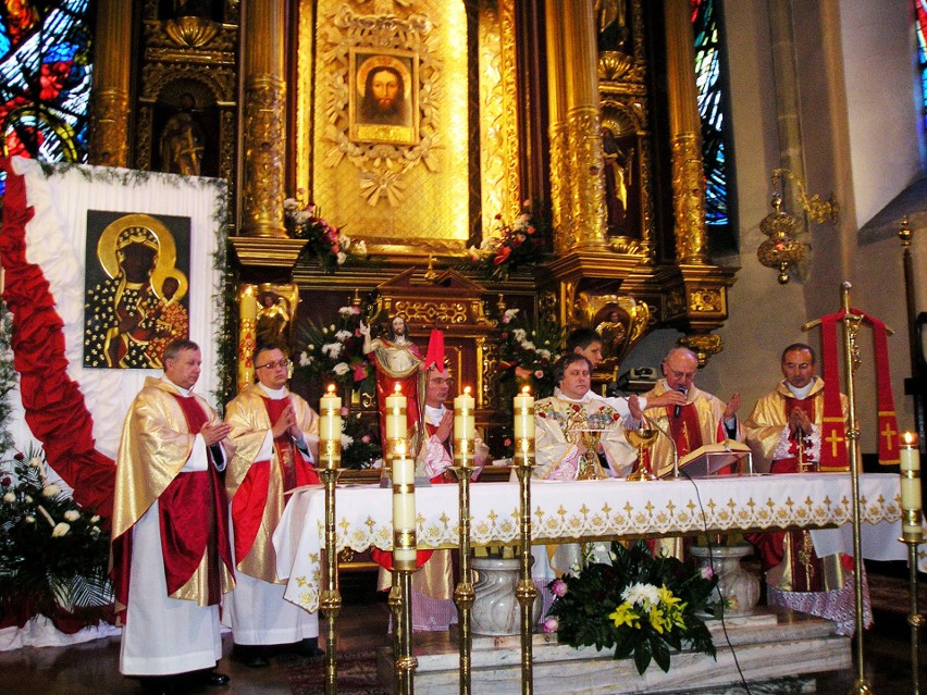 Nowy Sącz. W tym roku bez 3-Majowej gali. Zobacz jak odbyła się w 2006 r. w bazylice i na rynku [ZDJĘCIA]