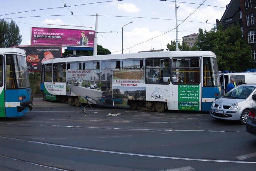 Wykolejenie tramwaju na pl. Powstańców Wielkopolskich. Wagon wjechał na chodnik