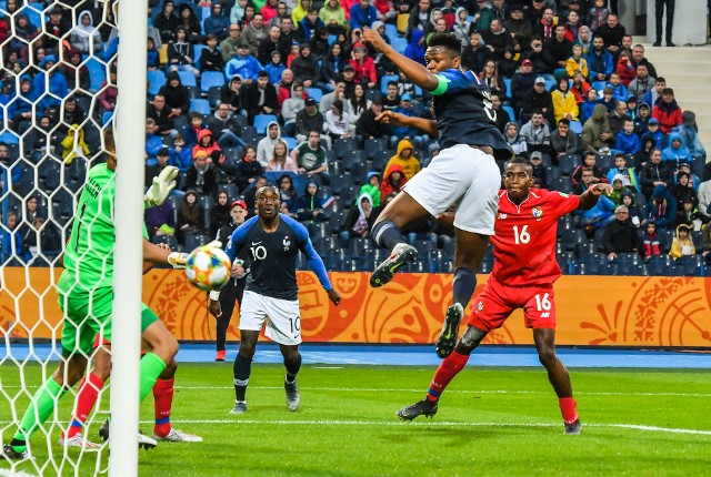 We wtorkowy wieczór na stadionie Zawiszy kibice zobaczyli w akcji piłkarzy szóstej reprezentacji. Zagrały drużyny z grupy E - Panama i Francja. Były to drugie mecze tych reprezentacji na MŚ FIFA U-20 Polska 2019.Panamczycy, którzy są rezydentami w Bydgoszczy i rozegrają tu wszystkie trzy mecze grupowe, w pierwszym spotkaniu na Gdańskiej zremisowali 1:1 z Mali. Francuzi na inaugurację turnieju w Gdyni wygrali 2:0 z Arabią Saudyjską.„Trójkolorowi” z  zawodnikami kilku dobrych europejskich klubów (Lyon, Lille, Marsylia, PSG, Frankfurt, Dortmund), nie mieli problemów ze zdobyciem 3 pkt, choć pierwszego gola strzelili dopiero „do szatni”na przerwę.28 czerwca (wtorek), grupa E: Panama - Francja 0:2 (0:1). Bramki: Zagadou (44), Cuisance (52).Francuzów zobaczymy 4 czerwca w Bydgoszczy w meczu 1/8 finału jako zwycięzców grupy E.Kolejne mecze mundialu w Bydgoszczy:29 maja (środa), 18.00: Włochy - Japonia (B); transmisje: TVP Sport, TVPSPORT.PL, aplikacja TVP Sport.31 maja (piątek), 18.00:  Arabia Saudyjska - Panama (E); transmisje: TVPSPORT.PL, aplikacja TVP Sport.4 czerwca (wtorek), 17.30: 1/8 finału, zespoły 1E - 2D; transmisje: TVPSPORT.PL, aplikacja TVP Sport.Bilety na mecze MŚ FIFA U-20 są dostępne do 15 czerwca na stronie: pl.fifa.com/u20worldcup/organisation/ticketing.ZOBACZ ZDJĘCIA Z CZWARTEGO MECZU NA ZAWISZY: PANAMA - FRANCJA >>>>>