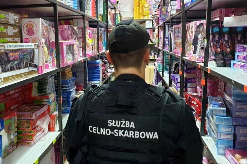 Funkcjonariusze Podlaskiego Urzędu Celno-Skarbowego w...