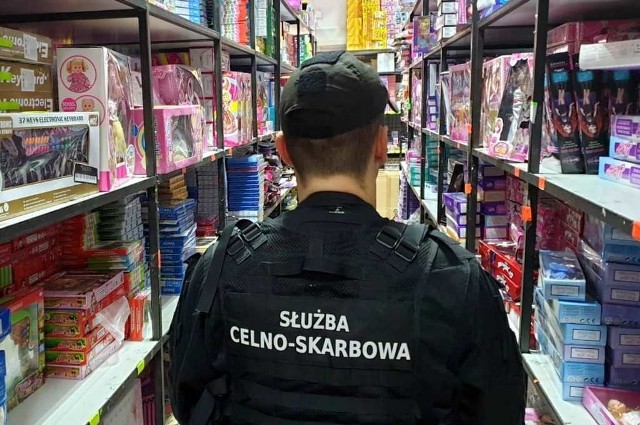 Funkcjonariusze Podlaskiego Urzędu Celno-Skarbowego w Białymstoku podczas kontroli jednej z hal w Wólce Kosowskiej w 3 punktach handlowych ujawnili i zabezpieczyli 10 221 sztuk zabawek oznaczonych zastrzeżonymi znakami towarowymi znanych marek. Ekspertyza przeprowadzona przez przedstawicieli firm będących właścicielami praw do chronionych znaków potwierdziła, że zostały one naniesione na zabawki nielegalnie.