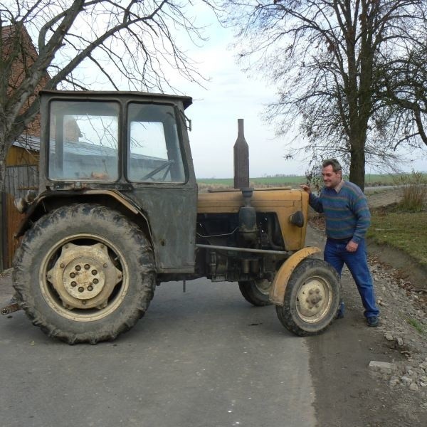 - Przecież nie wjadę traktorem do rowu - żali się Stanisław Żygadło.