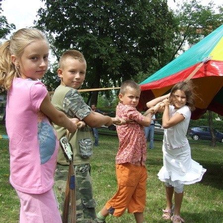 Wczoraj po południu Paulina, Adrian, Nikodem i Anna Maria z przyjemności pomagali w rozkładaniu namiotu cyrkowego. Warsztatami są zachwyceni.