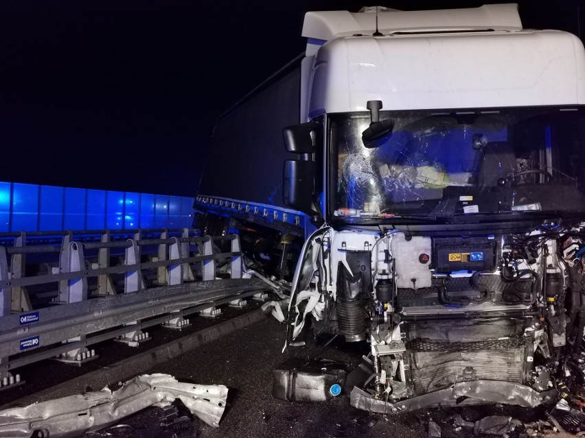 Poważny wypadek ciężarówki na autostradzie A1 w miejscowości Czerniewiczki. Trasa zablokowana