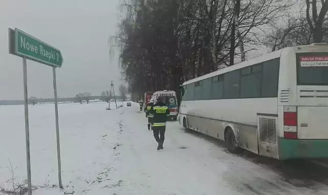 Skłody Borowe. Wypadek zablokował drogę. Cysterna uderzyła w autobus z dziećmi. Trzy osoby w szpitalu