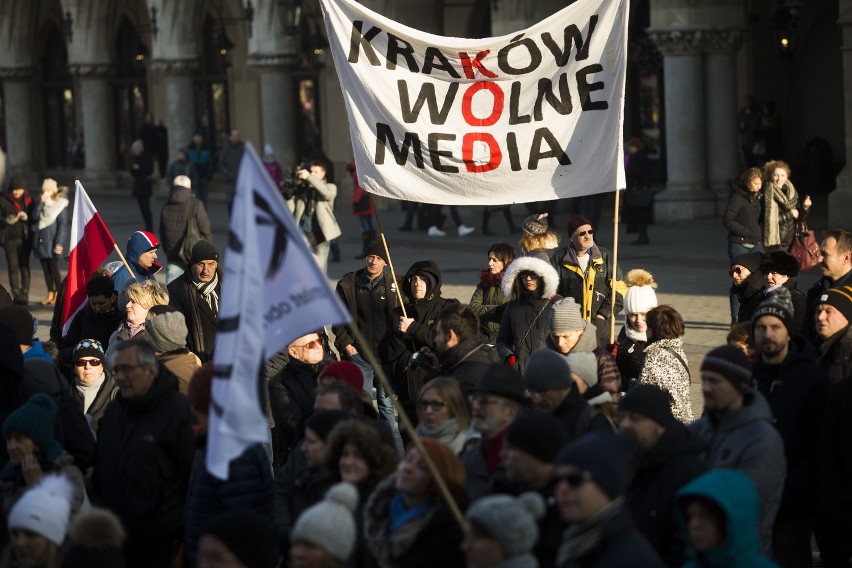 Burzliwe posiedzenie Sejmu. Pikiety również na ulicach Krakowa [ZDJĘCIA, WIDEO]