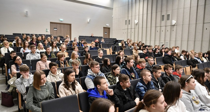 Pierwszym gościem spotkań z młodzieżą był Bogdan...