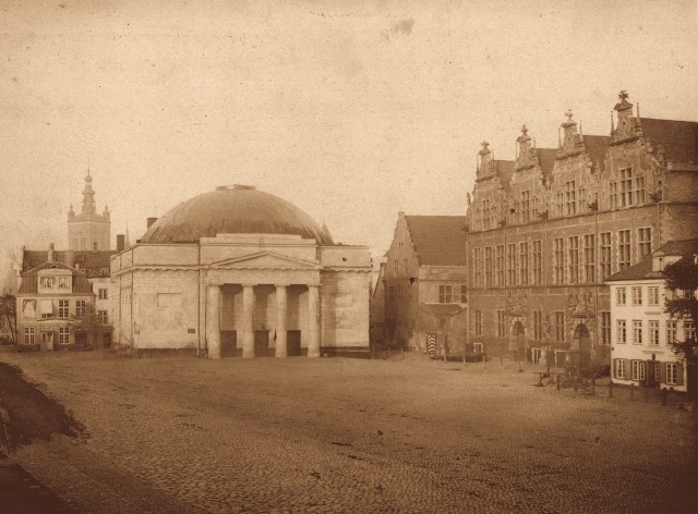 Targ Węglowy 1853"Pierwsza fotografia Targu Węglowego, wykonana przez Eduarda Flottwella krótko po przyjeździe do Gdańska.