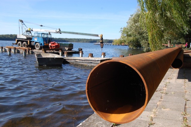 Tak dziś wygląda plac budowy pomostu na jeziorze Trzesiecko. Wykonawca mówi, że do zabicia zostało im jeszcze 40 metalowych pali. Za precę chce jednak więcej pieniędzy.