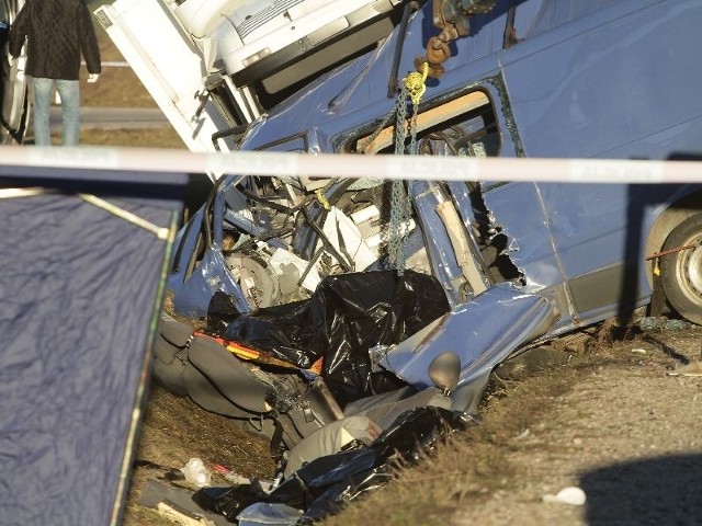 Opel vivaro zatrzymał się w poprzek drogi. Wtedy uderzyła w niego ciężarówka.