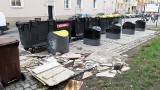 Bałagan przy wyremontowanym placu w centrum Opola. Mieszkańcy: Co z kontenerami za ćwierć miliona złotych? [ZDJĘCIA]