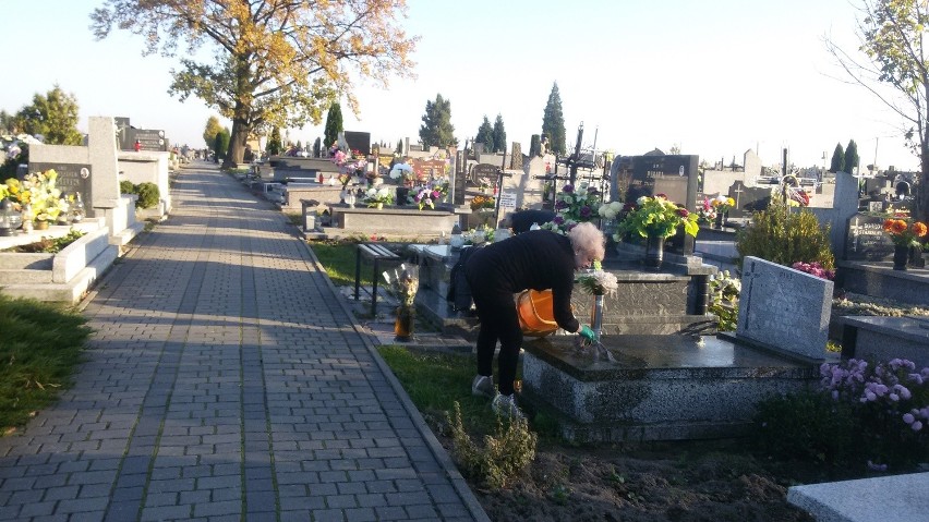 W Kłobucku sprzątają groby. Co z tymi zaniedbanymi?