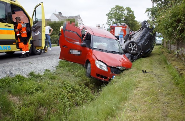 Do bardzo poważnej kolizji doszło w poniedziałek (15 lipca) przed godz. 19., w miejscowości Pobłocie (gm. Główczyce). Ze wstępnych ustaleń wynika, że kierujący osobową skodą mężczyzna, został uderzony w lewy bok swojego samochodu w momencie wyprzedzania go przez audi. Poszkodowany w tej kolizji, wjechał do rowu w którym dachował.