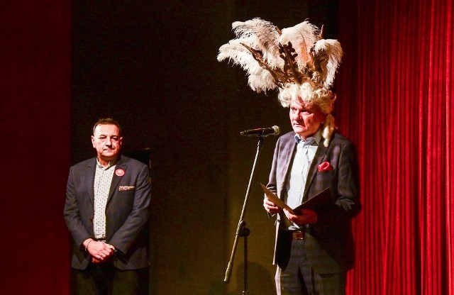 To nie - broń Boże - fotomontaż! Ani przedwyborcze ocieplanie wizerunku. W takim pióropuszu prezydent Zaleski otwierał festiwal lalkowy w Baju Pomorskim