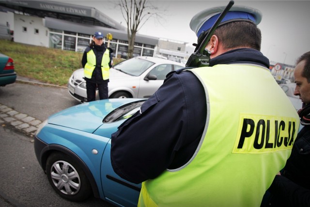 W ciągu najbliższych kilku miesięcy rząd zamierza wprowadzić zmiany, które przyczynią się do poprawy bezpieczeństwa na drogach. Za złamanie nowych przepisów na kierowców będą czekały bardzo surowe kary!Zobaczcie co się zmieni na kolejnych slajdach ---->