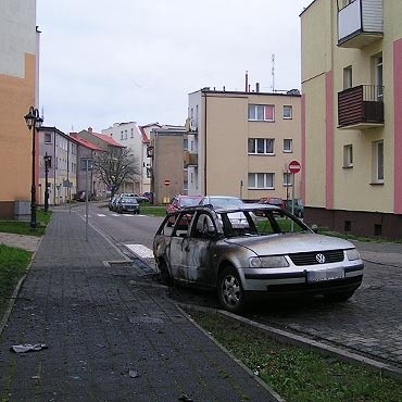 Spalony samochód w Kamieniu Pomorskim