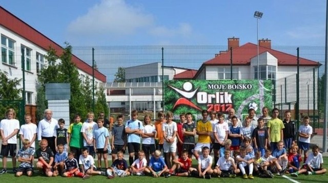 Uczestnicy turnieju pozowali do wspólnej fotografii na boisku Orlik 2012.