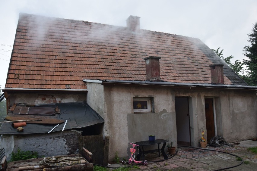 Pożar domu w Świątkach w Szczecinku (zdjęcia, wideo)