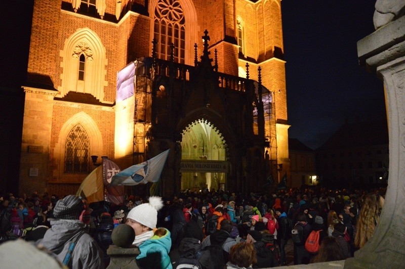 Wrocławska pielgrzymka do Trzebnicy wyruszyła w sobotę spod katedry [ZDJĘCIA]