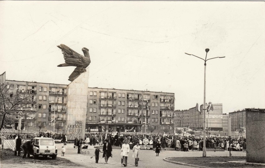Chrzanów. Maszerujące tłumy z transparentami wielbiącymi komunizm. Tak w czasach PRL wyglądało święto pracy 1 maja