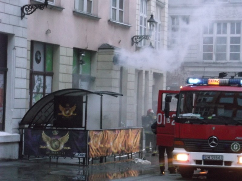 Wrocław: Pożar w pasażu Niepolda. Palił się klub Mundo 71 przy Ruskiej (FILM, NOWE ZDJĘCIA)